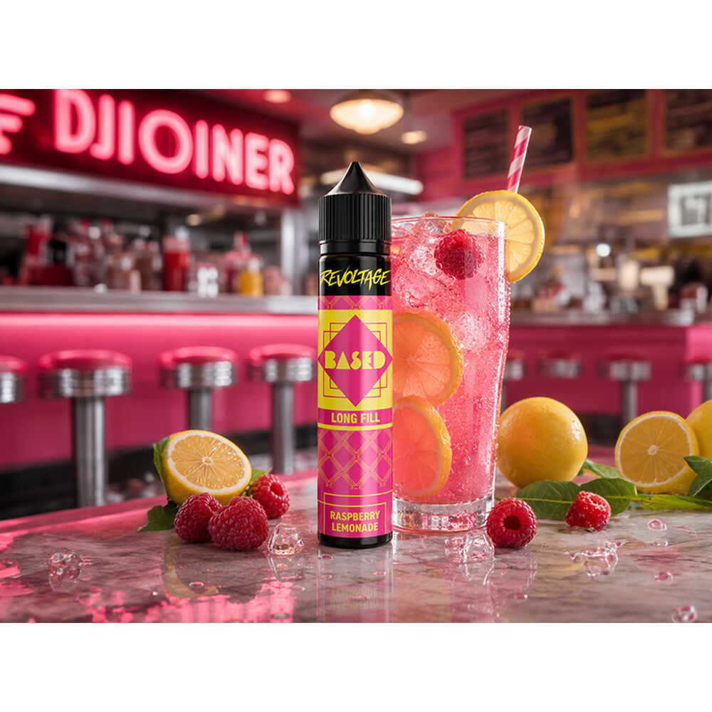 Revoltage Based Longfill Aroma in Flasche vor einem Glas Himbeerlimonade mit Eis, Zitronenscheiben und Himbeeren in einem retro Diner.