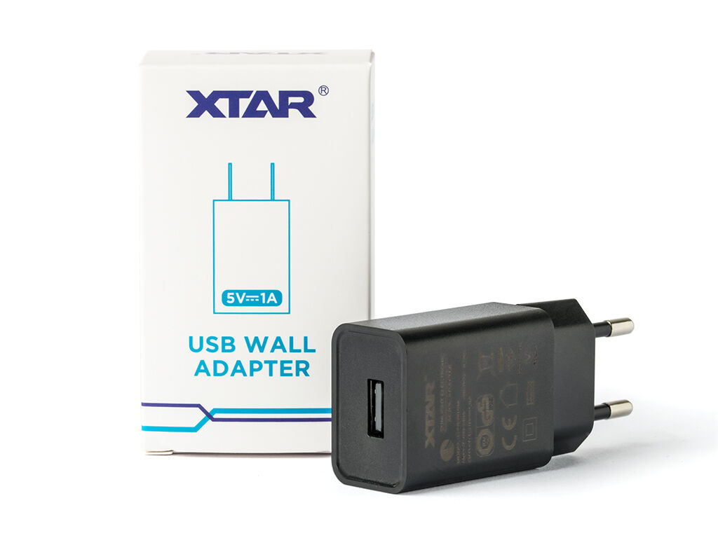 XTAR-Netzteil-1A.jpg Xtar USB Wall Adapter 5V 1A, schwarzer Stecker mit USB-Anschluss, neben der Verpackung mit blauem Logo und Aufschrift.