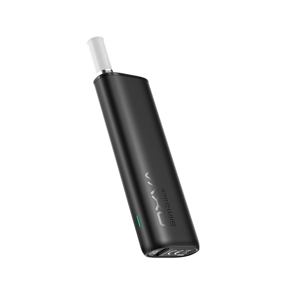 Schwarzer Oxva Slimstick Akku mit Aufschrift, grünem LED-Indikator und sichtbarem Anschluss, leicht angewinkelt dargestellt