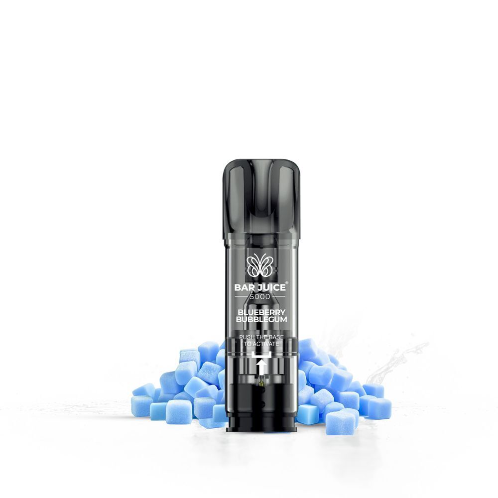 Blueberry Bubblegum 20mg - Bar Juice 5000 Pods Bar Juice 5000 Blueberry Bubblegum Pod auf weißem Hintergrund, umgeben von blauen Würfeln, mit sichtbarer Markenaufschrift.
