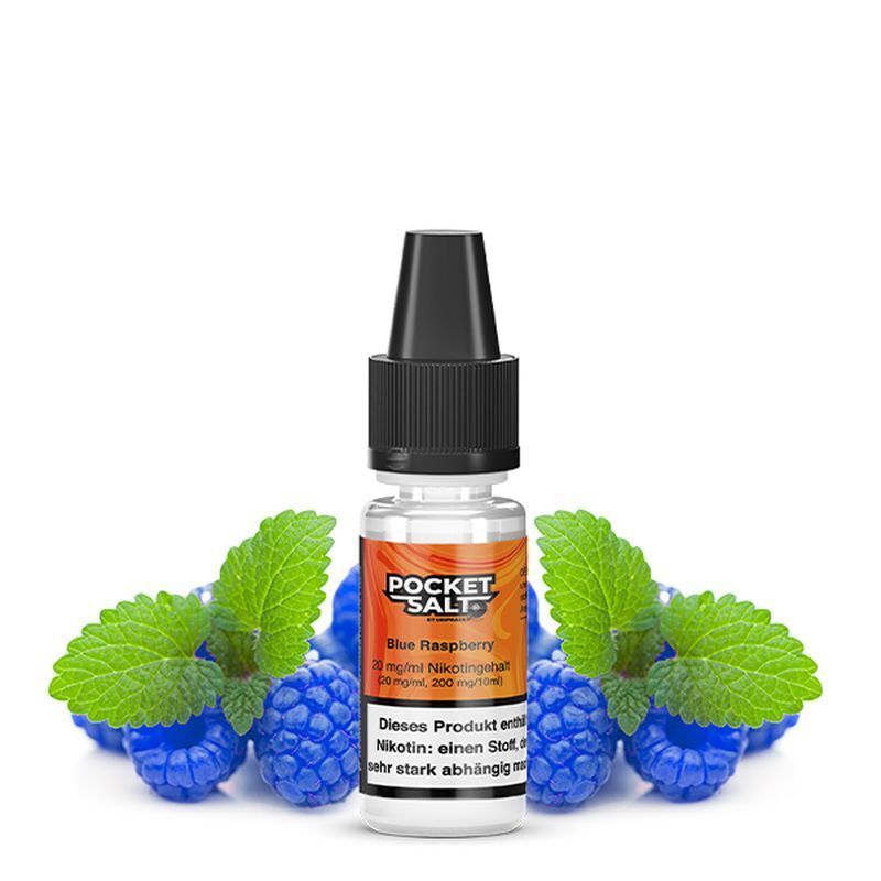 Liquid Blue Raspberry mit 20mg Nikotin von Pocket Salt Pocket Salt Nikotinsalz Blue Raspberry Flasche mit schwarzem Verschluss, umgeben von blauen Himbeeren und grünen Blättern