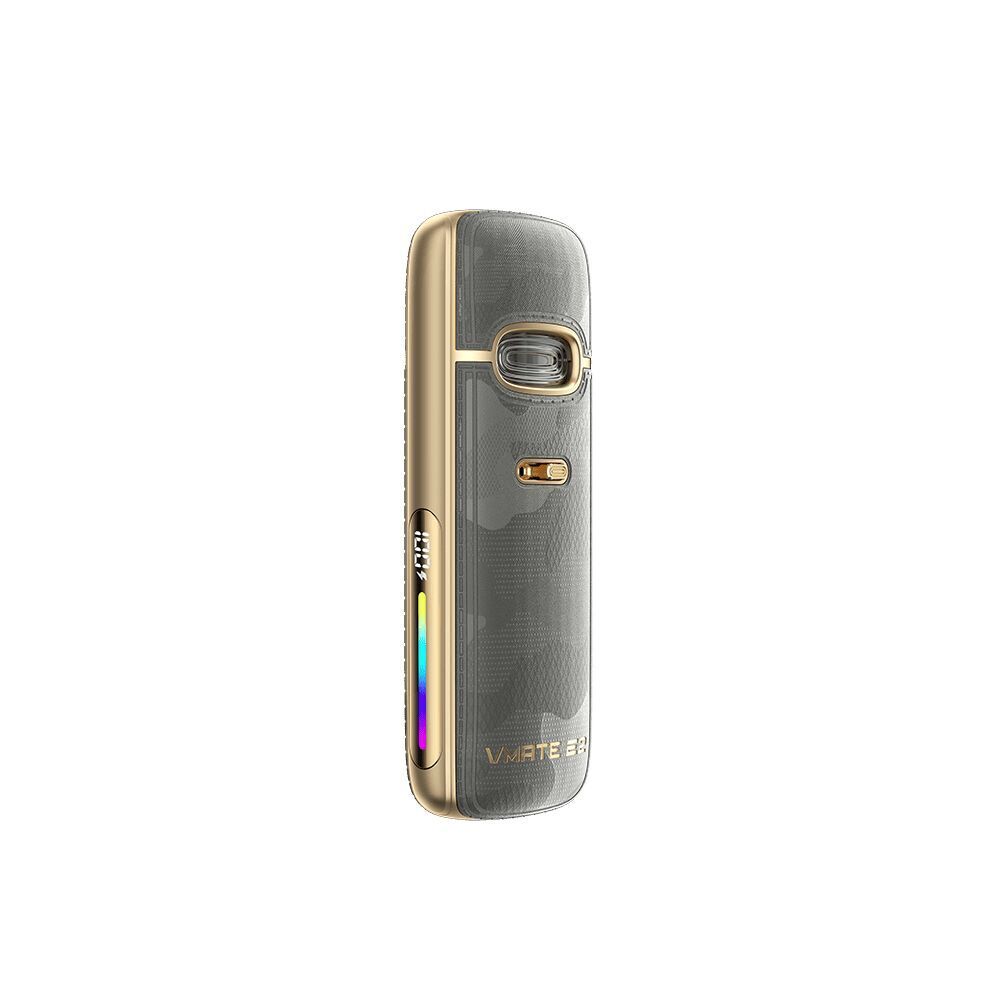 Voopoo Vmate E2 Pod Kit in Urban Camo-Design mit goldenen Akzenten, sichtbarem Pod und Schalter, seitlicher LED-Ladestandsanzeige