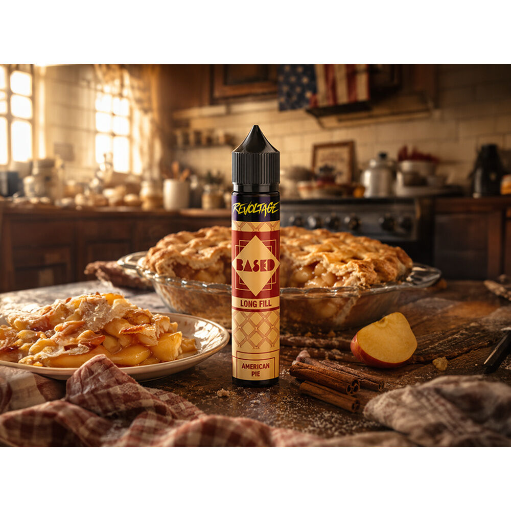 Revoltage Based Longfill Aroma - American Pie Flasche vor einem gedeckten Apfelkuchen und einer Apfelscheibe auf einem Küchentisch