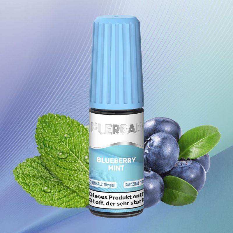 Liquid Blueberry Mint mit 10mg Nikotin von Flerbar Flerbar Blueberry Mint Nikotinsalz 10mg Flasche, umgeben von frischen Minzblättern und Blaubeeren auf blauem Hintergrund