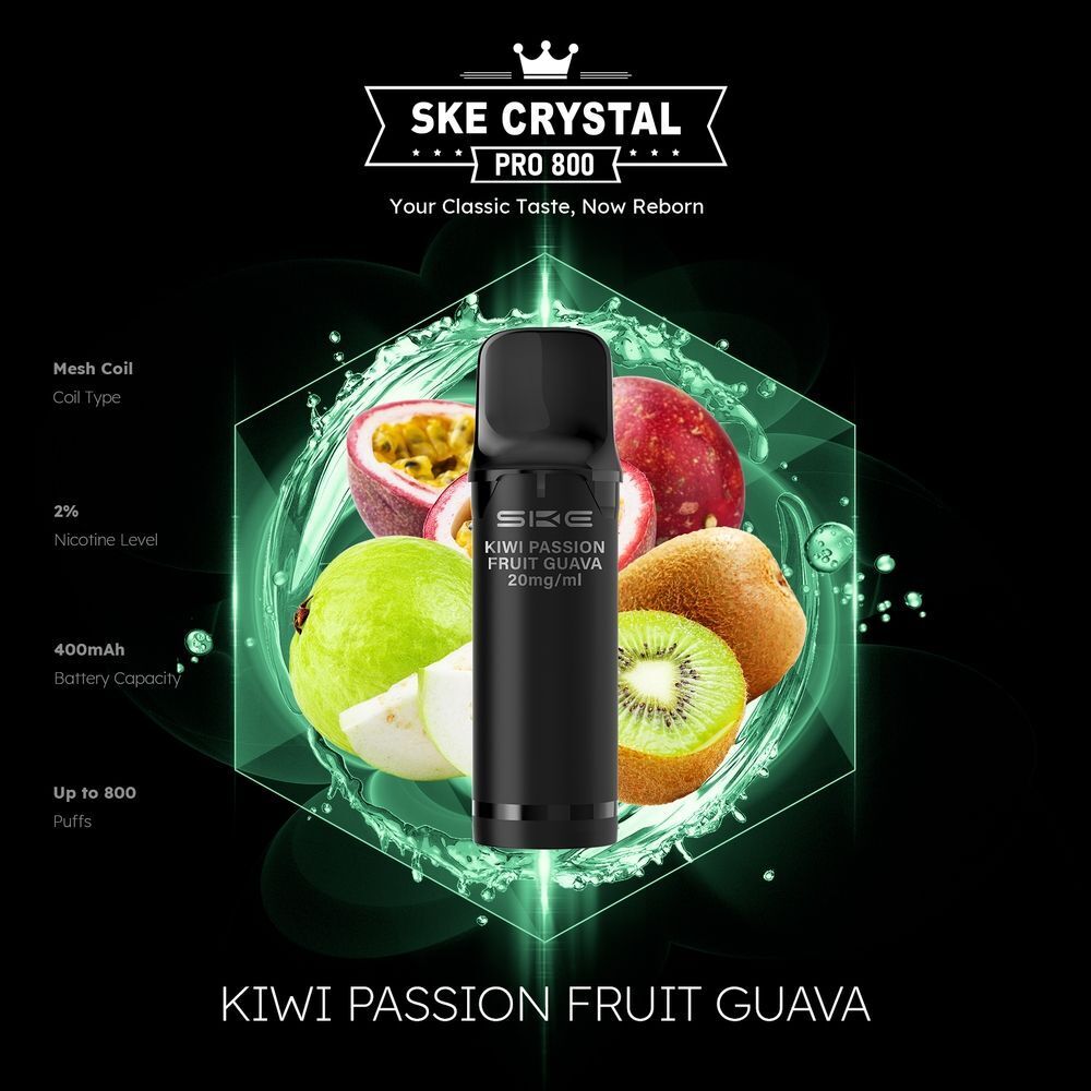 SKE Crystal 800 Pro Pods - Kiwi Passion Fruit Guava SKE Crystal Pro Pods Kiwi Passion Fruit Guava 20mg, schwarzer Pod vor Früchtemix mit Kiwi, Passionsfrucht, Guave, Textdetails im Hintergrund.