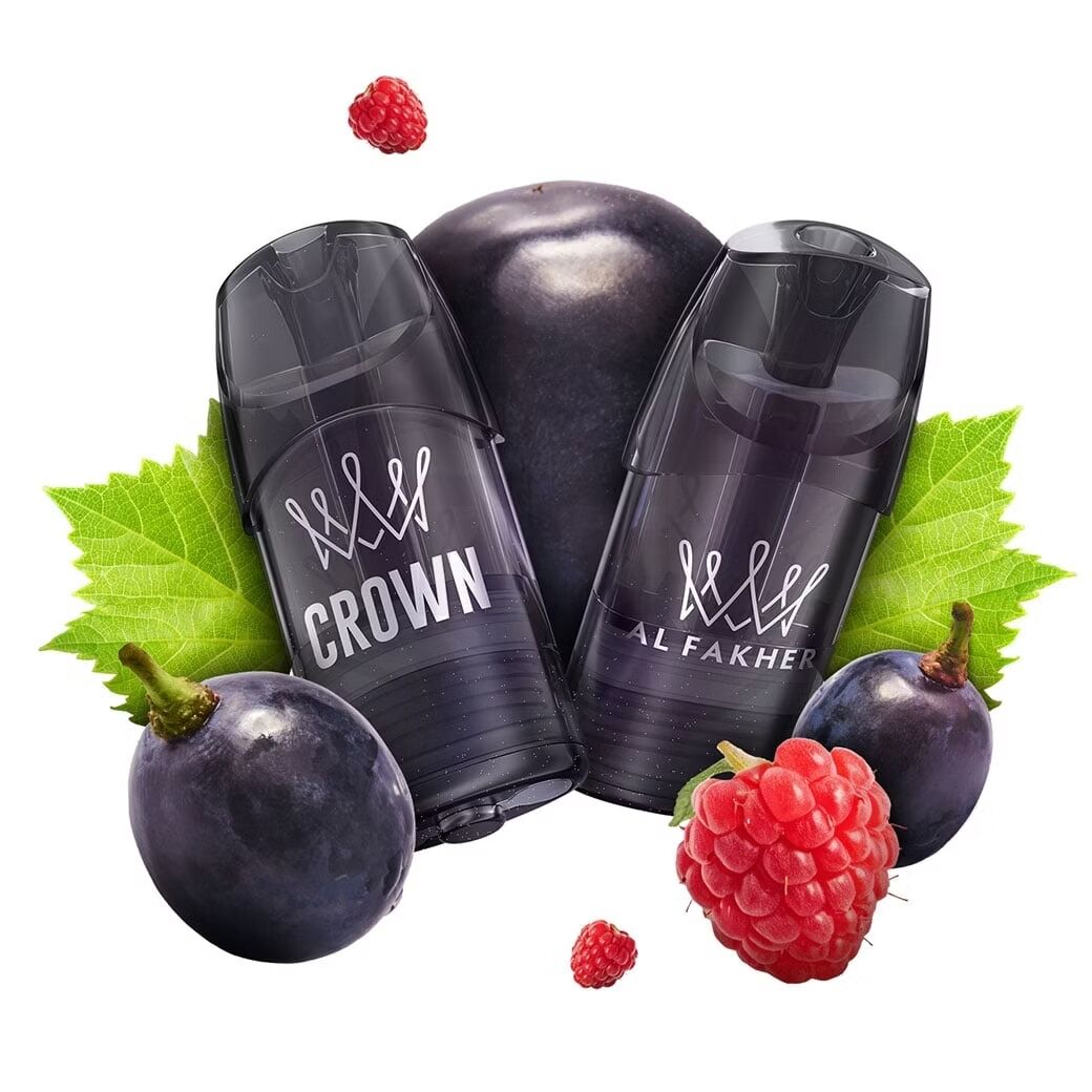 Al Fakher Crown Switch Pods - Dark Grape & Berry Ice 18mg Zwei Al Fakher Crown Pods mit der Aufschrift "Crown" und "Al Fakher" umgeben von schwarzen Trauben, Himbeeren und grünen Blättern.