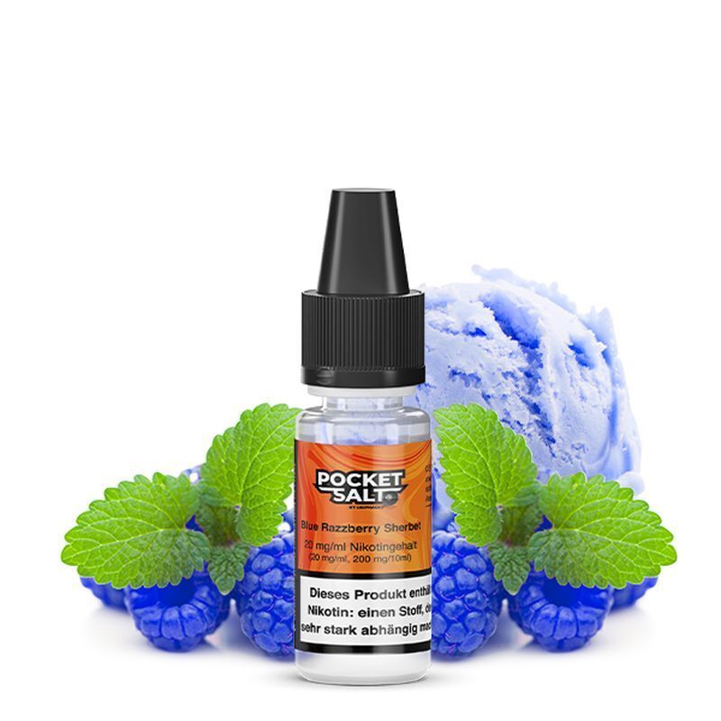 Liquid Blue Razzberry Sherbet mit 20mg Nikotin von Pocket Salt Pocket Salt Blue Razzberry Sherbet Nikotinsalz-Flasche vor blauem Eiscreme-Hintergrund mit frischen Himbeeren und Minzblättern