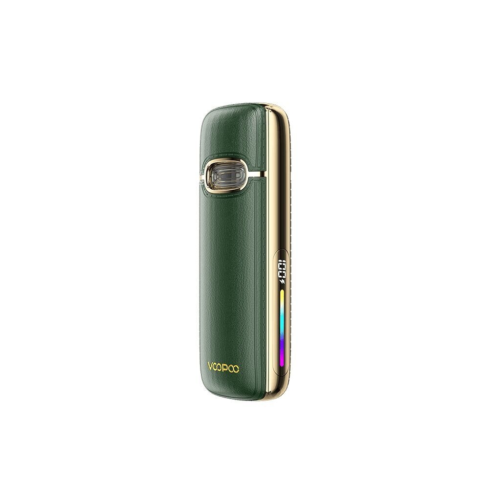 Grünes Voopoo Vmate E2 Pod Kit mit goldenen Akzenten und einem beleuchteten Display seitlich, sichtbares Schriftzug-Branding in der unteren Ecke.