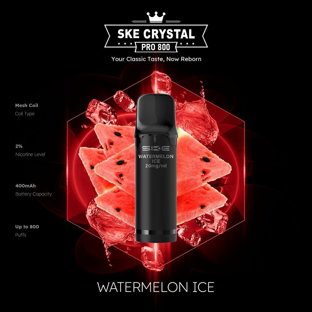 SKE Crystal 800 Pro Pods - Watermelon Ice SKE Crystal Pro Pods Watermelon Ice 20mg mit schwarzem Gehäuse, umgeben von Wassermelonenstücken und Eiswürfeln auf schwarzem Hintergrund.