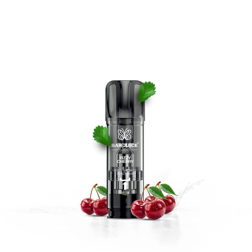 Fizzy Cherry 20mg - Bar Juice 5000 Pods Bar Juice 5000 Pod Fizzy Cherry, schwarze Kapsel mit typografischem Logo, umgeben von sprudelnden Kirschen und grünen Blättern