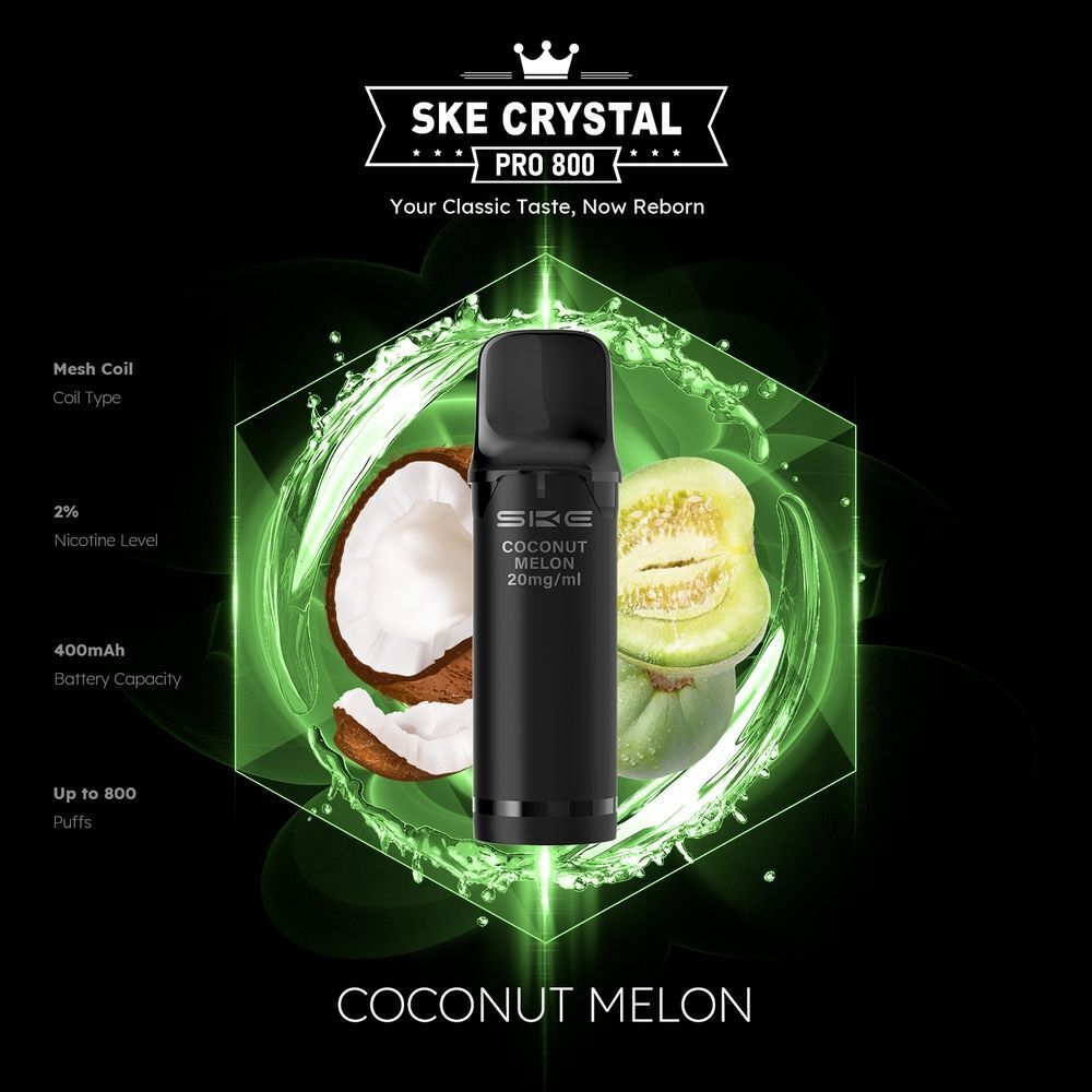 SKE Crystal 800 Pro Pods - Coconut Melon SKE Crystal Pro Pods Coconut Melon 20mg in schwarzem Design, umgeben von Kokosnüssen und Melonen auf grünem Hintergrund mit Produktspezifikationen.