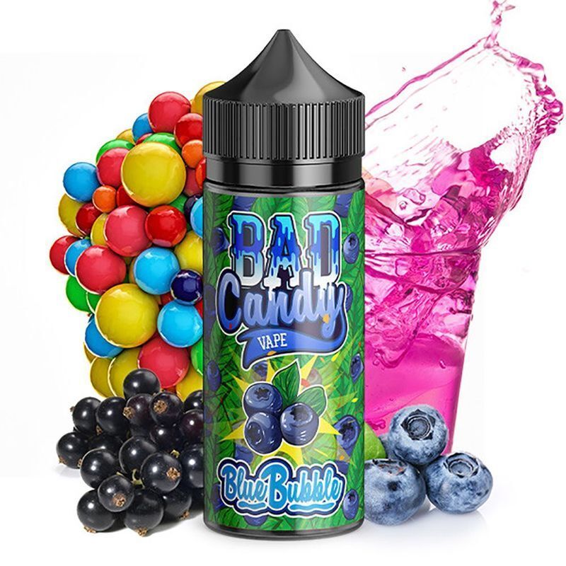 Aroma Blue Bubbles von Bad Candy Bad Candy Aroma Blue Bubble Vape mit bunten Kaugummikugeln, schwarzen Johannisbeeren, blauen Beeren und pinkem Getränk im Hintergrund