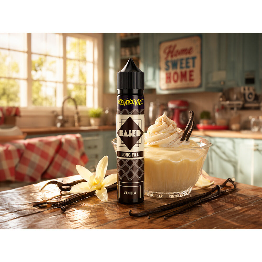 Revoltage Based Longfill Aroma Vanilla in einer Flasche auf einem Tisch neben einem Dessertglas mit Vanillepudding, Vanilleschoten und Blüte.