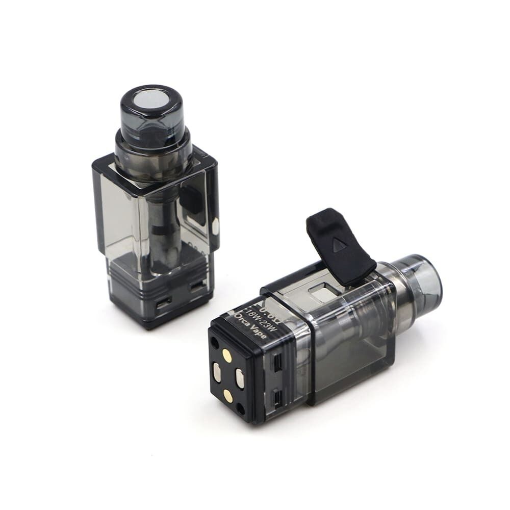 Orca Vape San Dynasty Pods mit Coil Zwei transparente Orca Vape San Dynasty Pods mit Mundstück und 0,8 Ohm Widerstand, einer stehend und einer liegend mit abgewinkeltem Deckel.