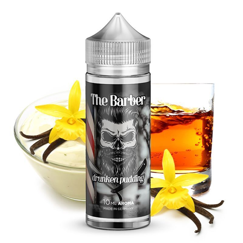 Aroma Drunken Pudding von Kapkas E-Flasche mit "The Barber" Aufdruck vor Glasschale mit Vanillepudding und Glas Whiskey; daneben Vanilleblüten und -schoten.
