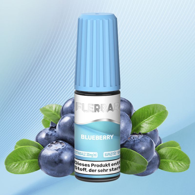Liquid Blueberry von Flerbar Flerbar Nikotinsalz Blueberry 20mg Flasche mit blauem Deckel, umgeben von frischen Blaubeeren und grünen Blättern auf blauem Hintergrund