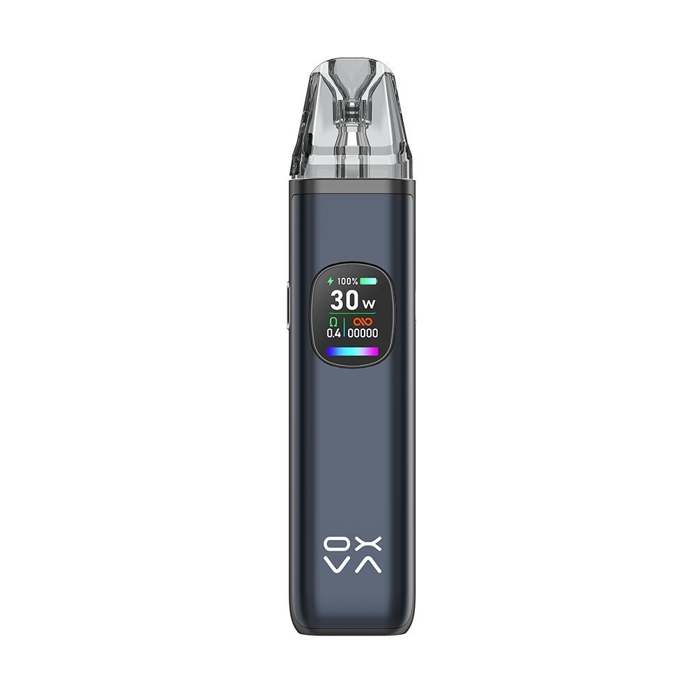 Oxva Xlim Pro 2 Pod Kit in Titanium Blue mit transparentem Mundstück, farbigem Display zeigt 30W Leistung, Lade- und Betriebsstatus.
