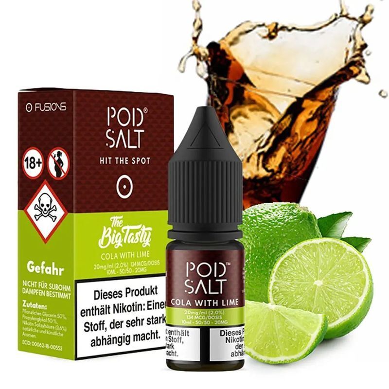 Liquid Cola with Lime mit 20mg Nikotin von Pod Salt Fusion Pod Salt Fusion Nikotinsalz Cola with Lime Flasche mit Verpackung, daneben Limettenscheiben und ein spritzendes Getränk im Hintergrund