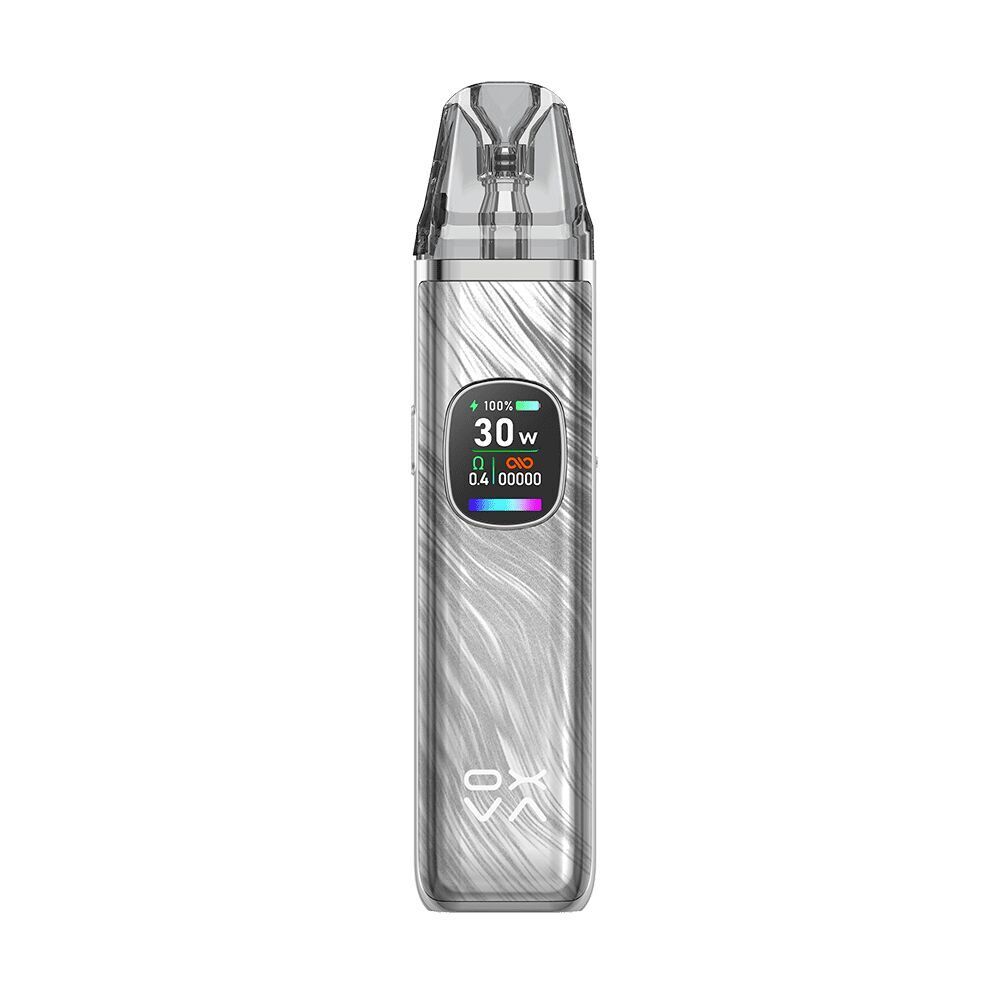 Oxva Xlim Pro 2 Pod Kit in der Farbe Platinum Gray Oxva Xlim Pro 2 Pod Kit in Platinum Gray mit digitalem Display zeigt 30W, Akkustand und weitere Informationen, silbernes Wellenmuster sichtbar