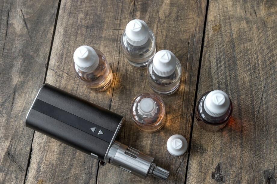 Eine E-Zigarette und sechs verschiedene Aromen und Liquids