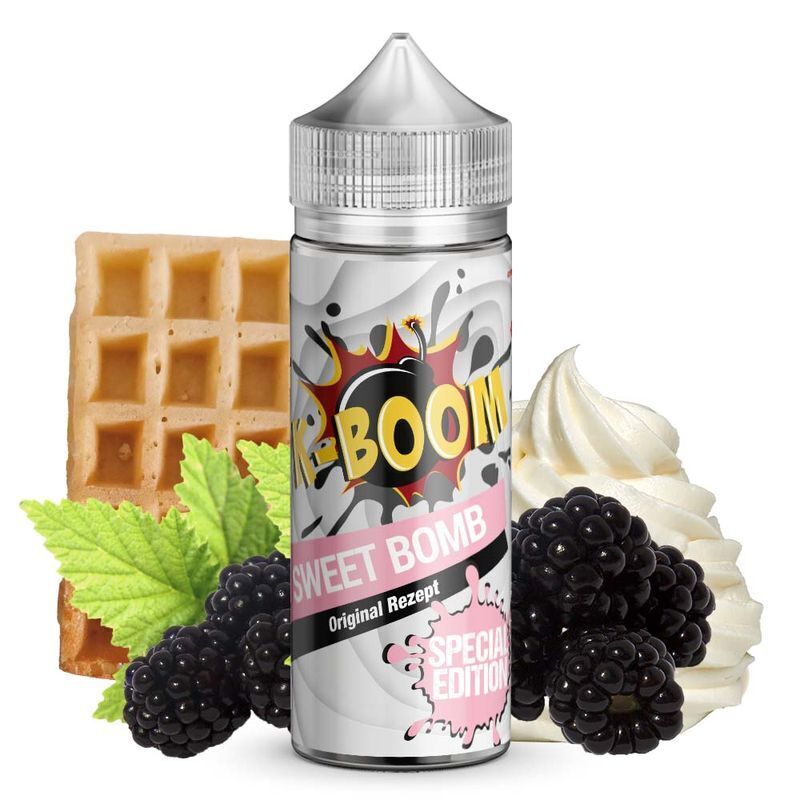 Aroma Sweet Bomb von K-Boom K-Boom Aroma Sweet Bomb Special Edition Flasche mit Brombeeren, Waffel, Sahne und grünen Blättern im Hintergrund