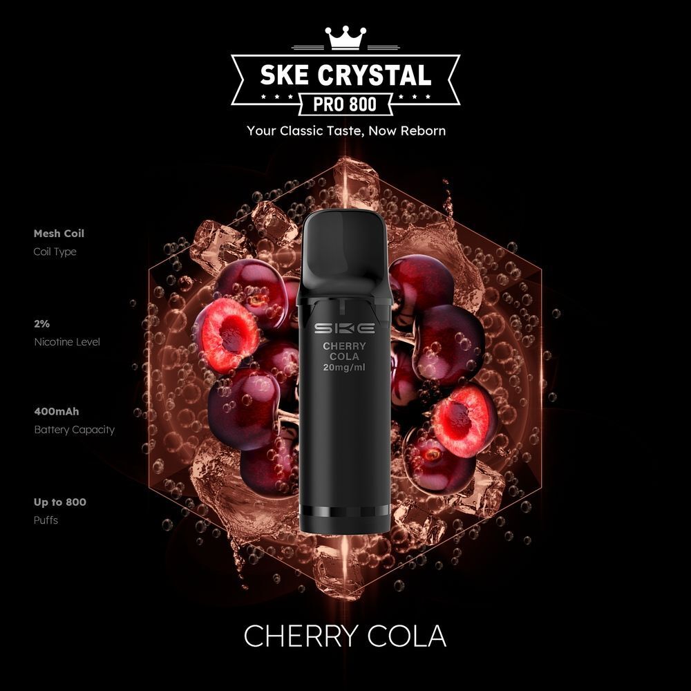 SKE Crystal 800 Pro Pods - Cherry Cola SKE Crystal Pro Pods Cherry Cola 20mg E-Zigarette mit schwarzen Gehäuse vor sprudelnder Cola und Kirschen, Anzeige von Mesh Coil und 400mAh Batterie.