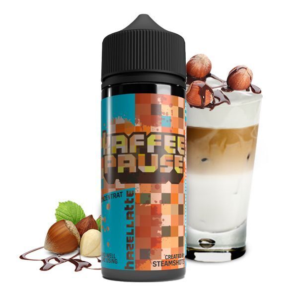 Aroma Hazellatte von Kaffeepause Kaffeepause Aroma Hazellatte-Flasche vor einem Glas Latte Macchiato mit Schokoladensauce und Haselnüssen, dekoriert mit Haselnussschalen.
