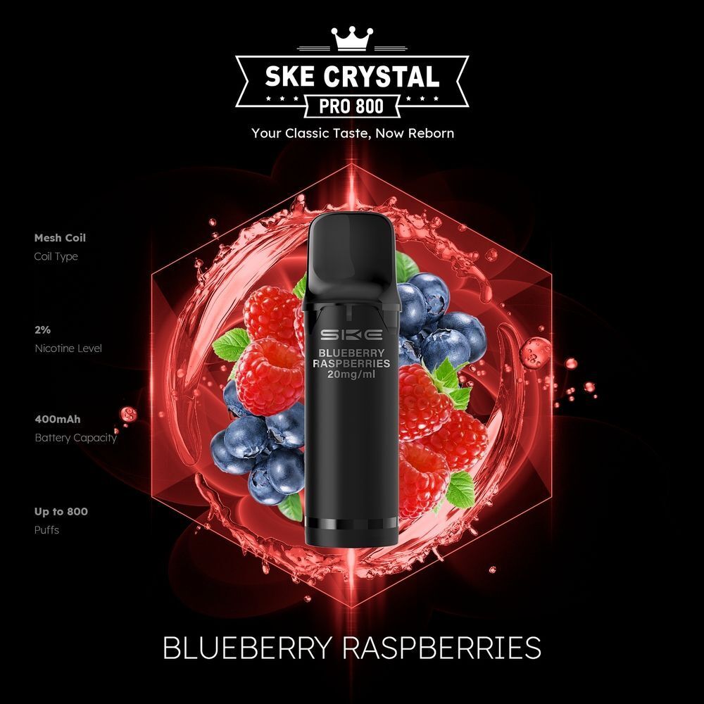 SKE Crystal 800 Pro Pods - Blueberry Raspberries SKE Crystal Pro Pods Blueberry Raspberries 20mg vor einem Hintergrund aus Blaubeeren und Himbeeren, Textangaben zur Kapazität und Nikotinstärke.
