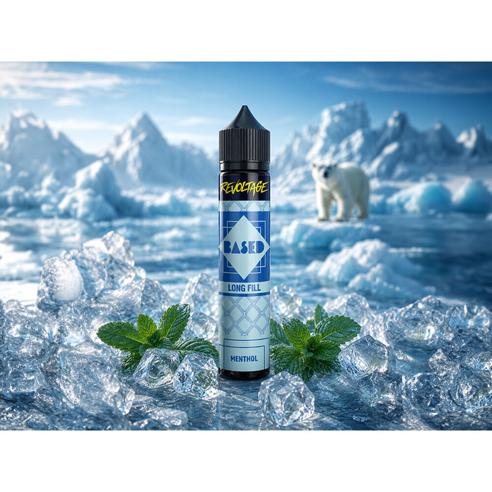 revoltage-based-longfill-aroma-menthol_2 Eine Flasche Revoltage Based Longfill Aroma Menthol steht auf Eis mit Minzblättern im Vordergrund, dahinter ein Eisbär vor einer eisigen Landschaft.