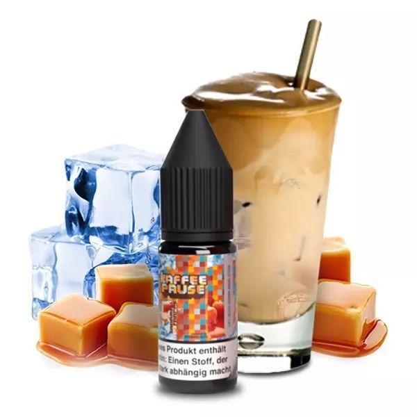 Liquid Karamell Frappe Ice Liquid 20mg - Kaffeepause Kaffeepause e-Liquid Flasche vor einem Glas Karamell Frappe mit Strohhalm, umgeben von Eiswürfeln und Karamellstücken.