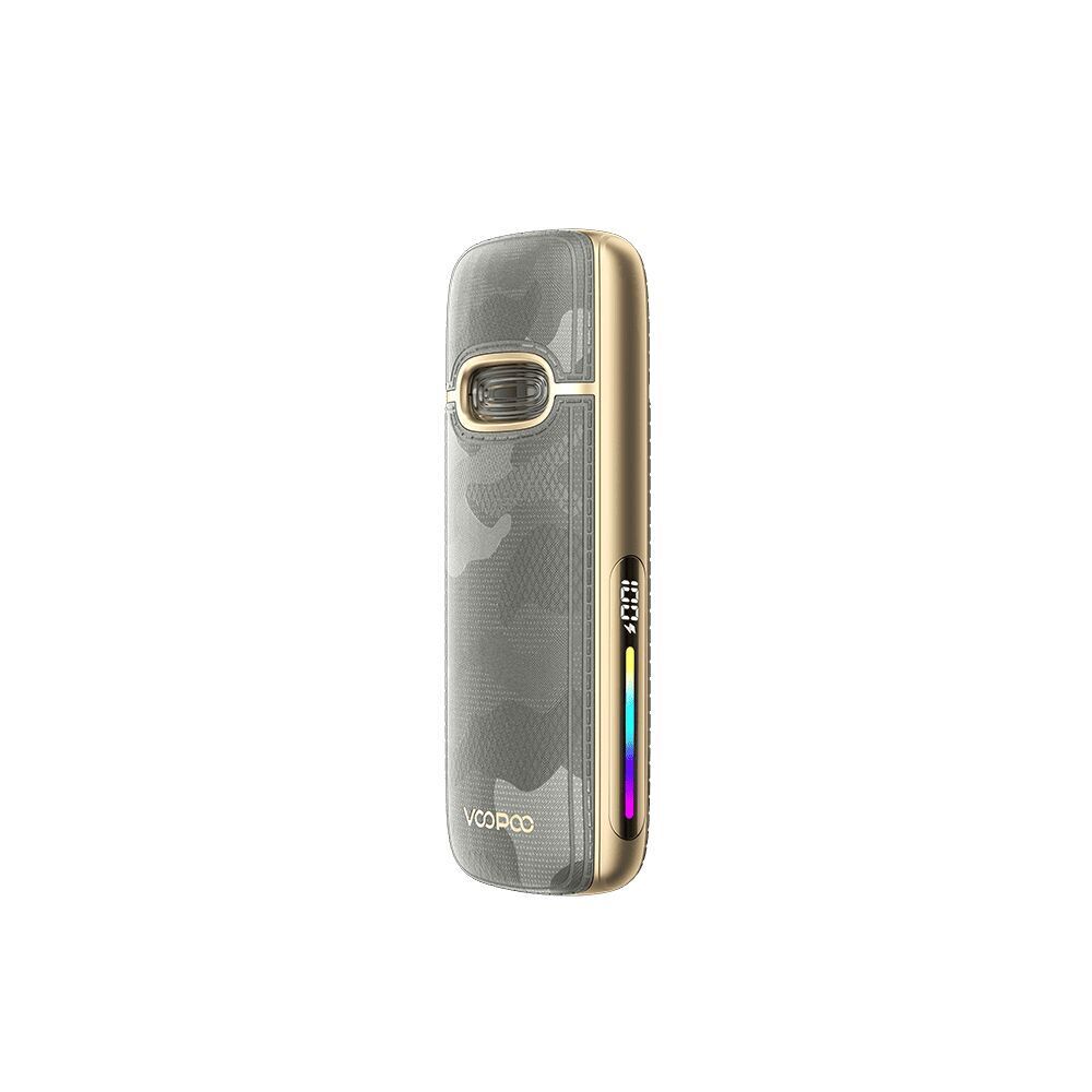 Voopoo Vmate E2 Pod Kit mit Urban Camo Design, goldener Rahmen, seitliches Farbdisplay und Voopoo-Branding.