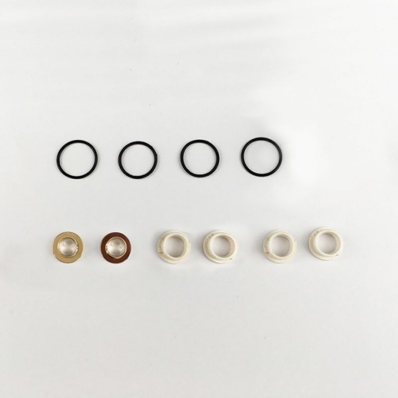 Vapefly Kriemhild RMC Ersatzteile Fünf schwarze O-Ringe und sechs weiße Kunststoffringe, mit zwei Metallringen auf einer weißen Fläche, Ersatzteile für Vapefly Kriemhild RMC.