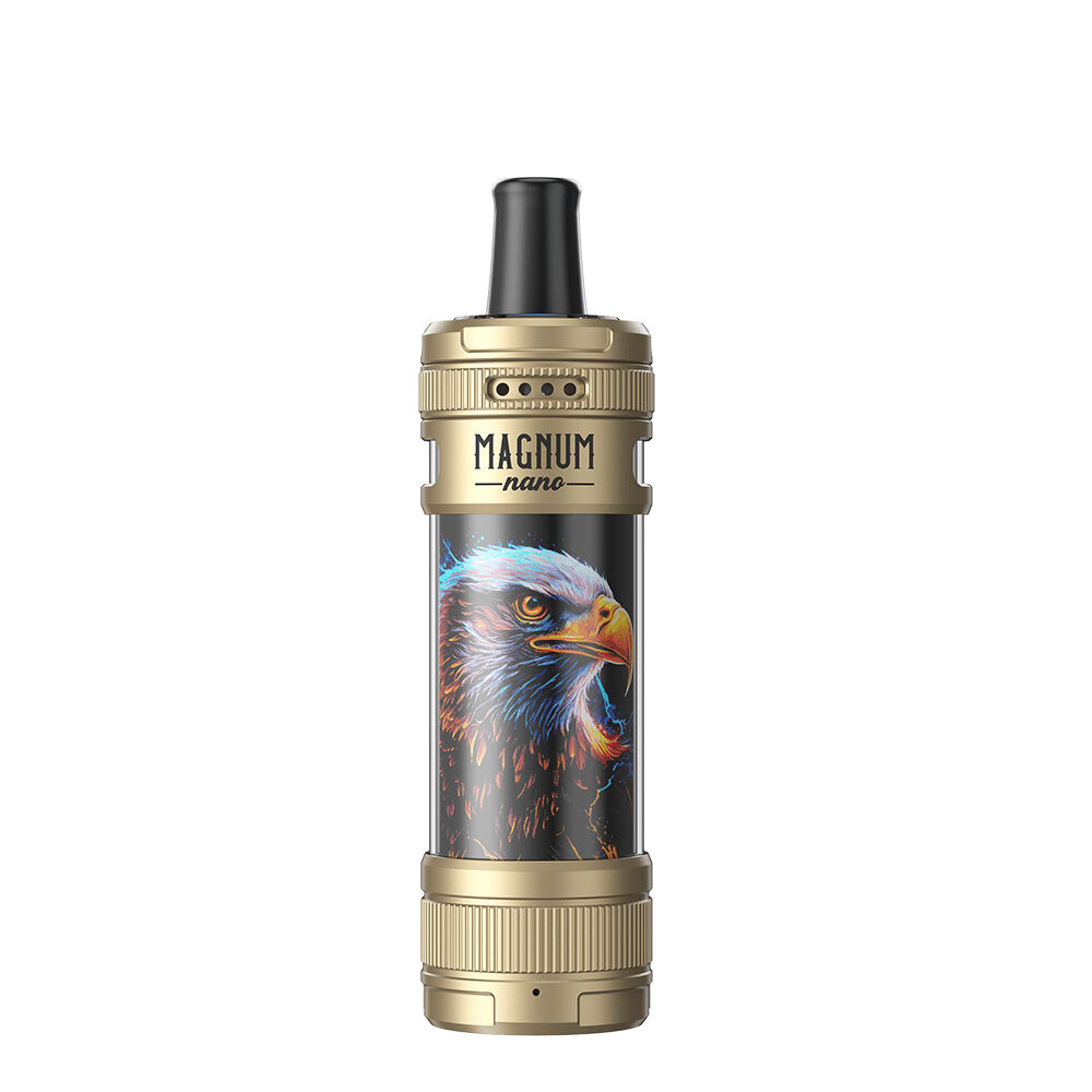 Goldene Aspire Magnum Nano E-Zigarette mit einem Adlerbild auf der Vorderseite, schwarzes Mundstück oben.
