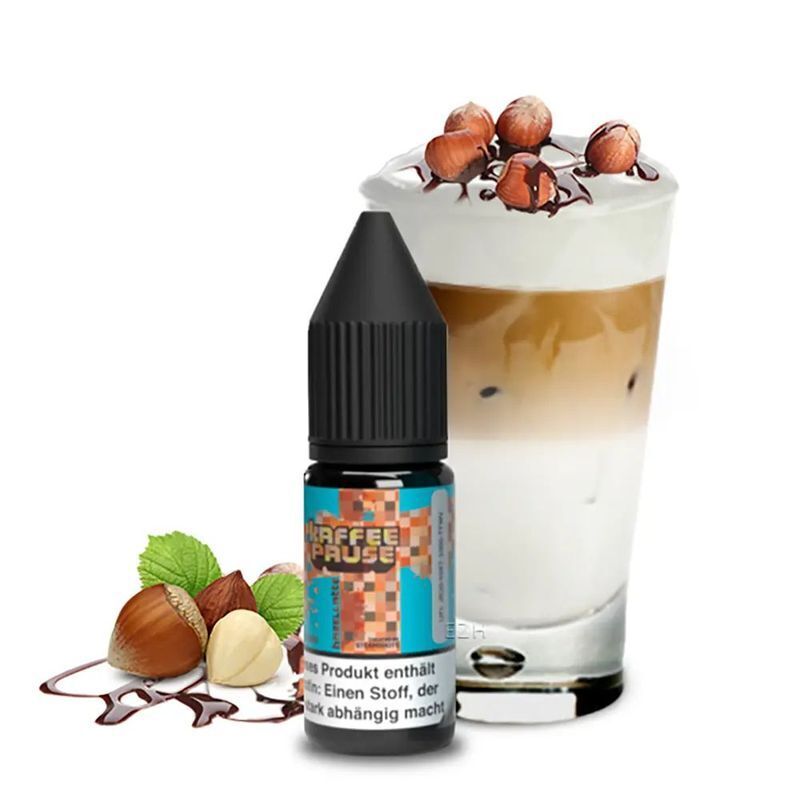 Liquid Hazellatte Liquid - Kaffeepause Flasche Kaffeepause Nikotinsalz Hazellatte vor einem Glas Kaffee mit Schaum und Haselnüssen, daneben Haselnüsse und Schokolade.