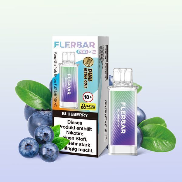 Blueberry 20mg - Flerbar Pods Flerbar Pods Blueberry 20mg vor Verpackung, umgeben von frischen Blaubeeren, auf denen Warnhinweise zu Nikotinsucht stehen