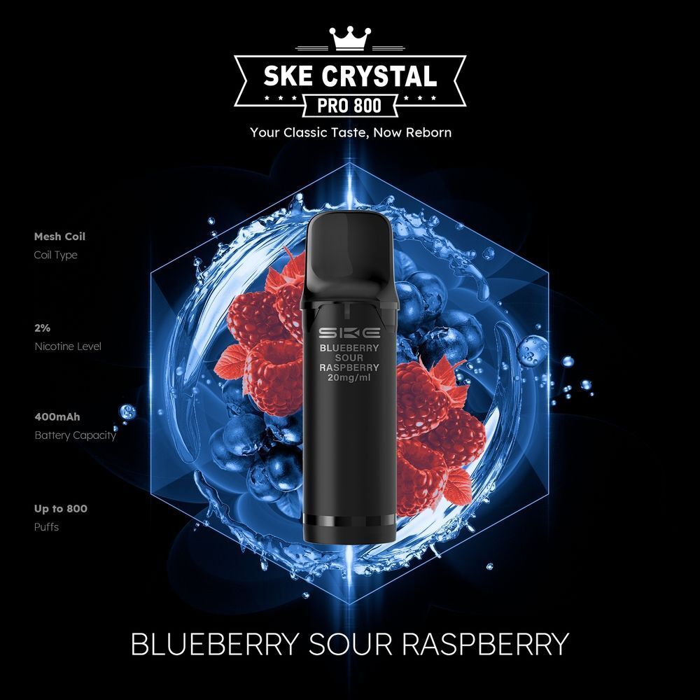 SKE Crystal 800 Pro Pods - Blueberry Sour Raspberry SKE Crystal Pro Vape mit Blueberry Sour Raspberry Geschmack, 20mg, vor Hintergrund aus frischen Beeren und Wasserspritzern.