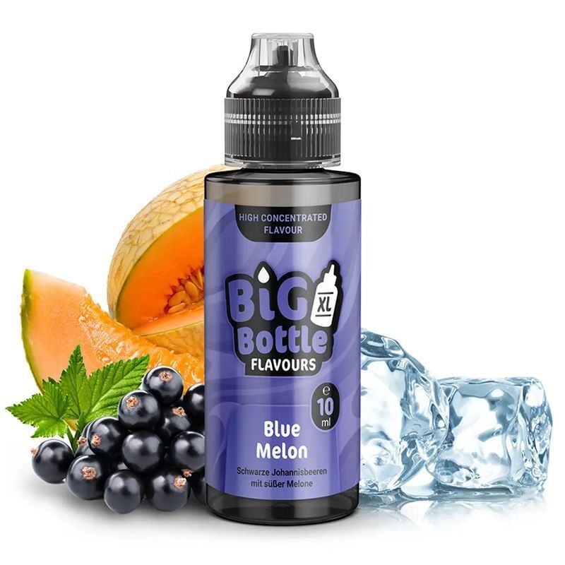 Aroma Blue Melon von Big Bottle Flavours Big Bottle Flavours Aroma Blue Melon, 10 ml Flasche vor halbierter Melone, schwarzen Johannisbeeren und Eiswürfeln.