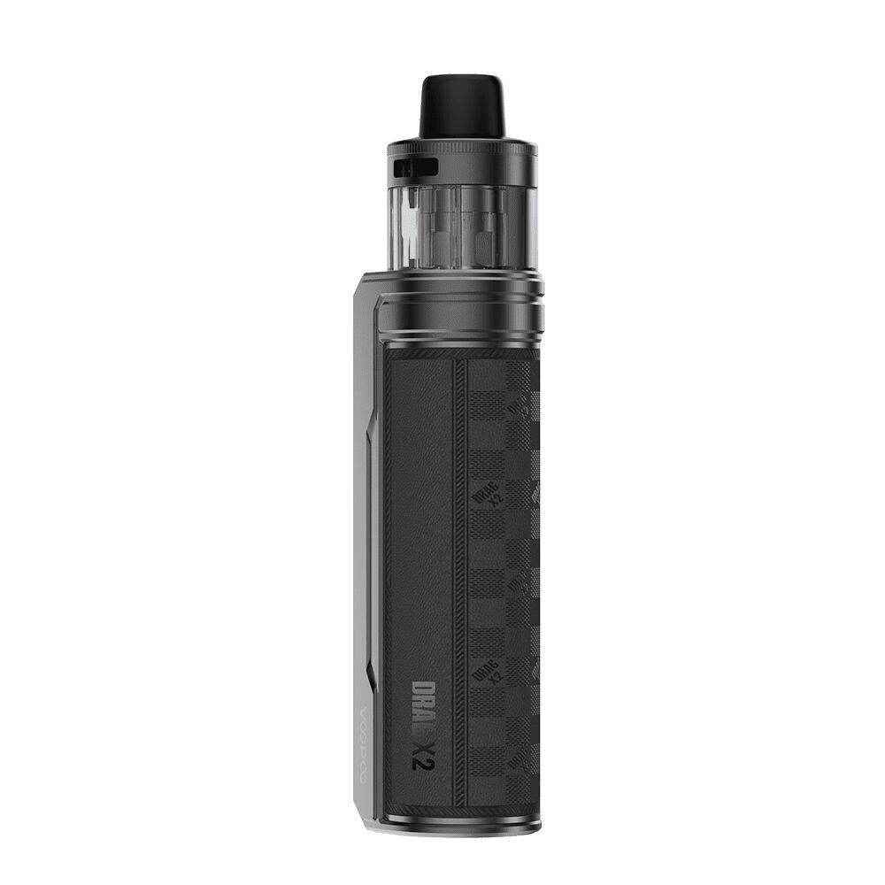 Voopoo Drag X2 Pod Kit in der Farbe Checkered Black Voopoo Drag X2 Pod Kit in Checkered Black mit Karomuster und durchsichtigem Mundstück, Seitenansicht des Produkts