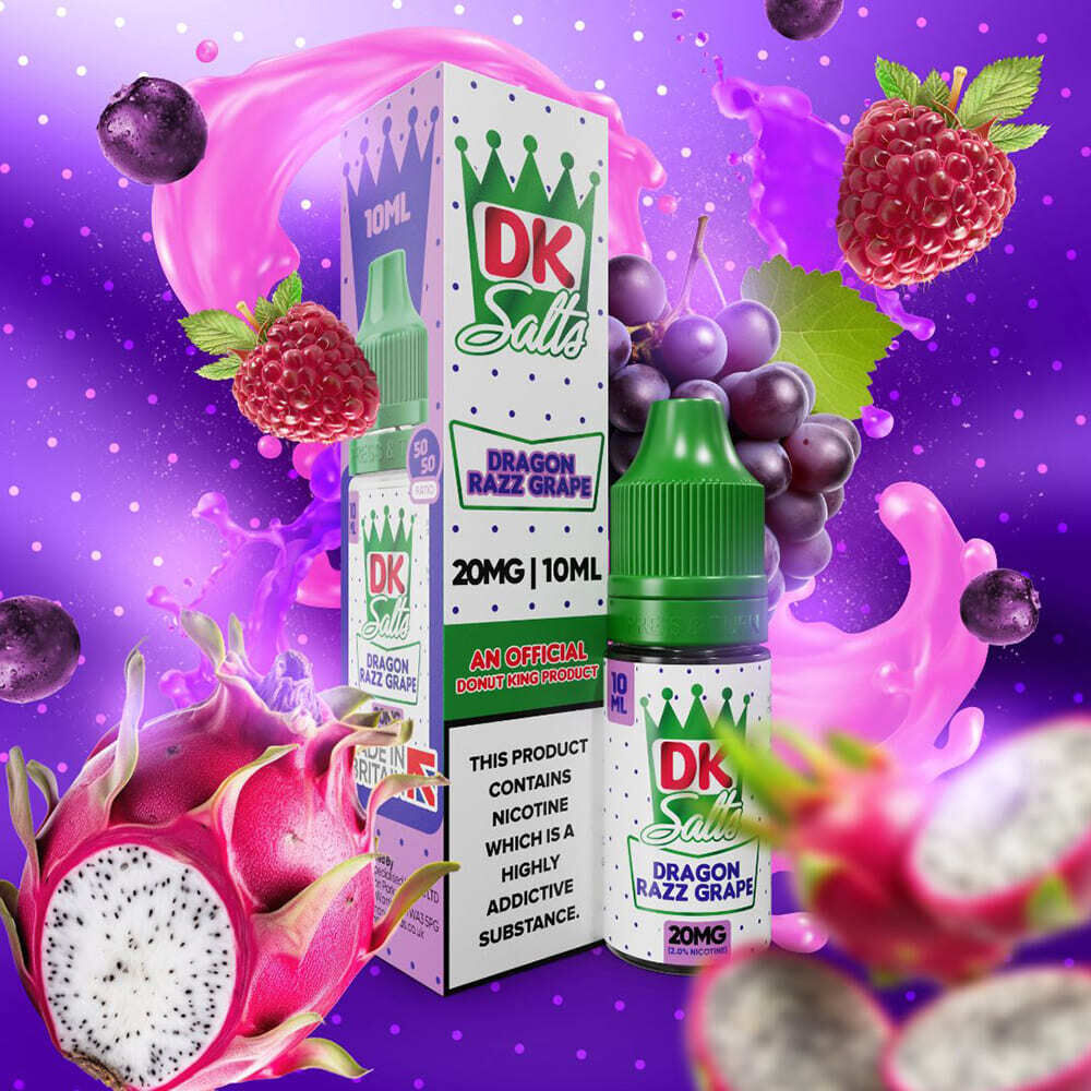 Liquid Dragon Razz Grape 20mg - DK Salts Flasche und Verpackung des DK Salts Dragon Razz Grape Nikotinsalzes, umgeben von Himbeeren, Trauben und Drachenfrucht vor lila Hintergrund.