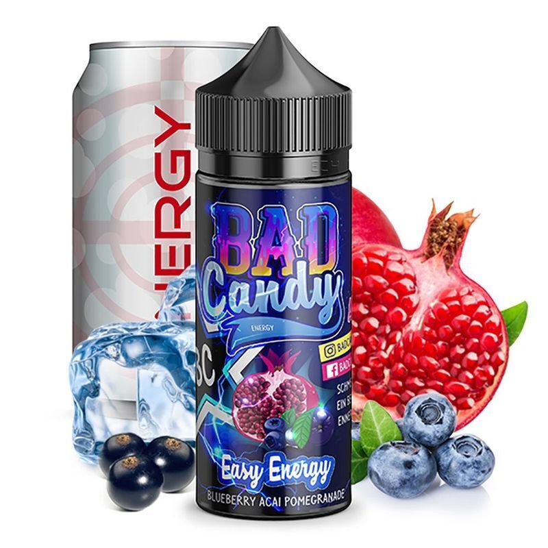 Aroma Easy Energy von Bad Candy Bad Candy Aroma Easy Energy Flasche mit Blaubeeren, Eiswürfeln, Energydose, aufgeschnittener Granatapfel und Acai-Beeren im Hintergrund.