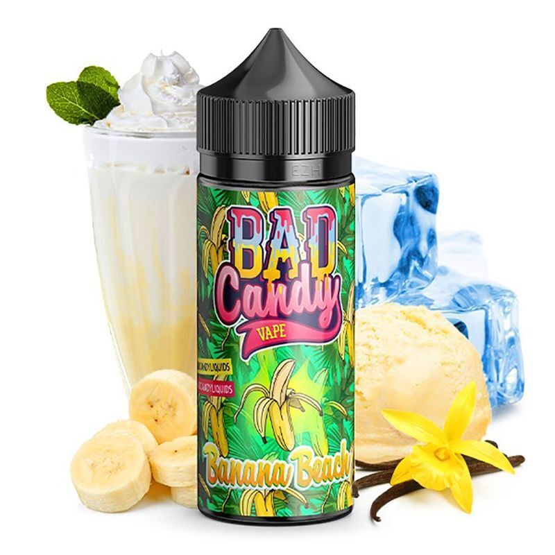 Aroma Banana Beach von Bad Candy Vape-Flasche von Bad Candy Aroma Banana Beach, umgeben von aufgeschnittenen Bananen, Vanilleblume, Eiscreme, Glas mit Sahne und Eiswürfeln