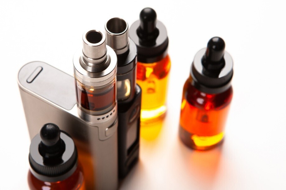 Zwei E-Zigaretten und drei Liquids