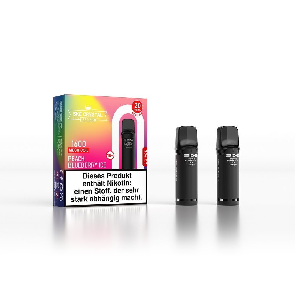 SKE Crystal 800 Pro Pods - Peach Blueberry Ice Zwei schwarze SKE Crystal Pro Pods mit Beschriftung, daneben bunte Verpackung mit Aufschrift "Peach Blueberry Ice 20mg", Warnhinweis unten.