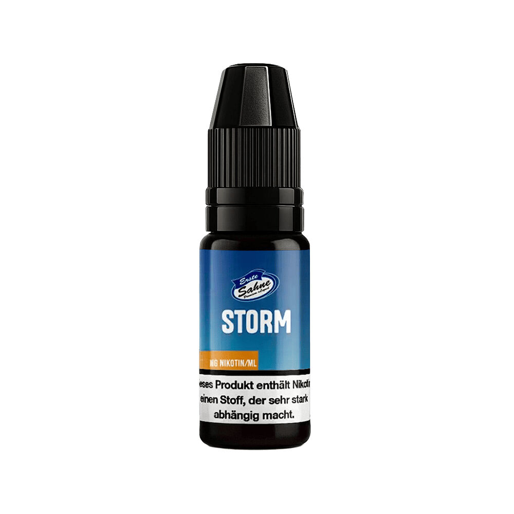 Erste Sahne Liquid - Storm Erste Sahne Liquid Storm 12mg, schwarze Flasche mit blauem Etikett und Warnhinweis, Produkt enthält Nikotin.