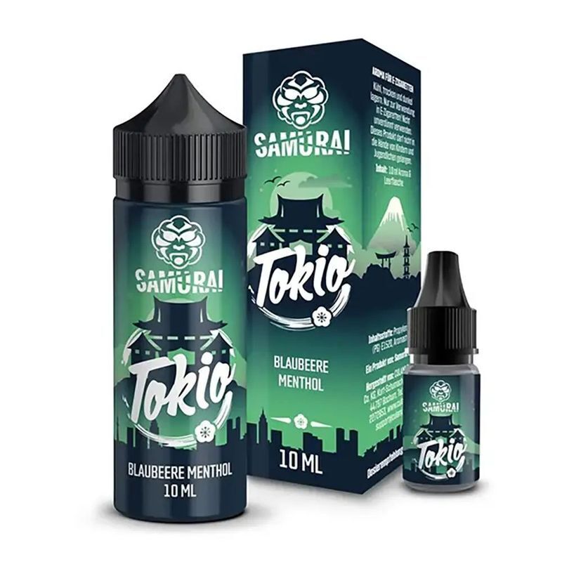 Aroma Tokio von Samurai Zwei Flaschen Samurai Aroma Tokio, Blaubeere Menthol mit 10 ml Inhalt, vor einer Verpackung mit japanischen Motiven und Schriftzug.