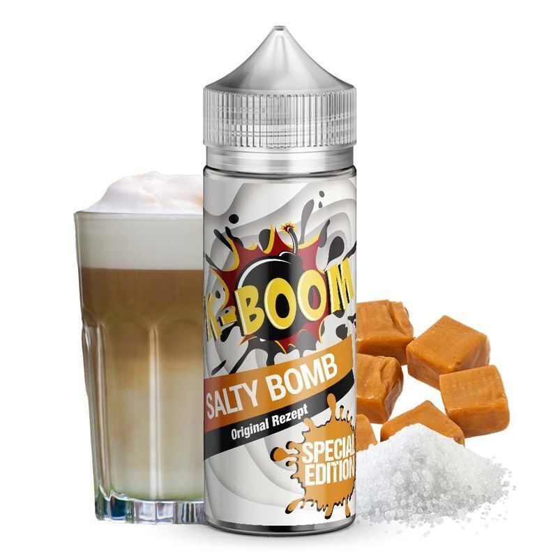 Aroma Salty Bomb von K-Boom K-Boom Aroma Salty Bomb Flasche vor einem Latte Macchiato, umgeben von Karamellwürfeln und einer Prise Salz