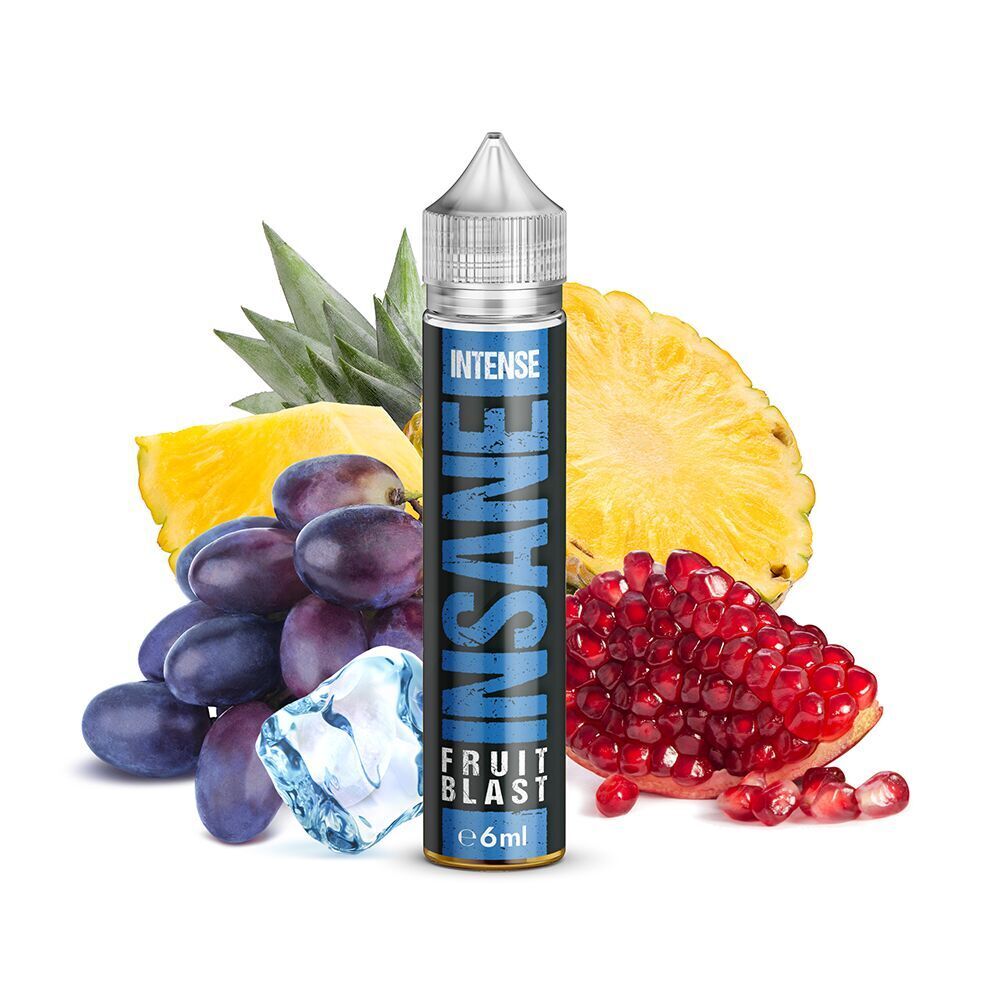 Aroma Fruit Blast - Insane Produkt Insane Aroma - Fruit Blast mit Flasche und Früchten wie Ananas, Trauben, Granatapfel und Eiswürfeln im Hintergrund