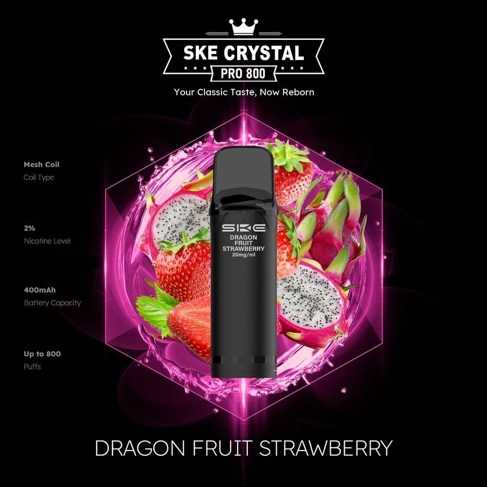 SKE Crystal 800 Pro Pods - Dragon Fruit Strawberry SKE Crystal Pro Pods Dragon Fruit Strawberry 20mg mit schwarzem Gehäuse, umgeben von leuchtenden Drachenfrüchten und Erdbeeren auf dunklem Hintergrund.