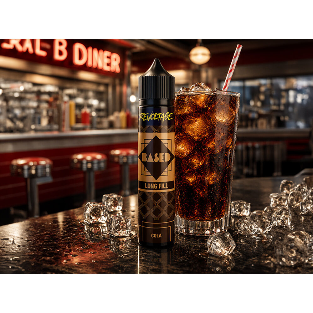 Revoltage Based Longfill Aroma Cola-Flasche neben Glas mit Eiswürfeln auf Theke, im Hintergrund Retro-Diner.