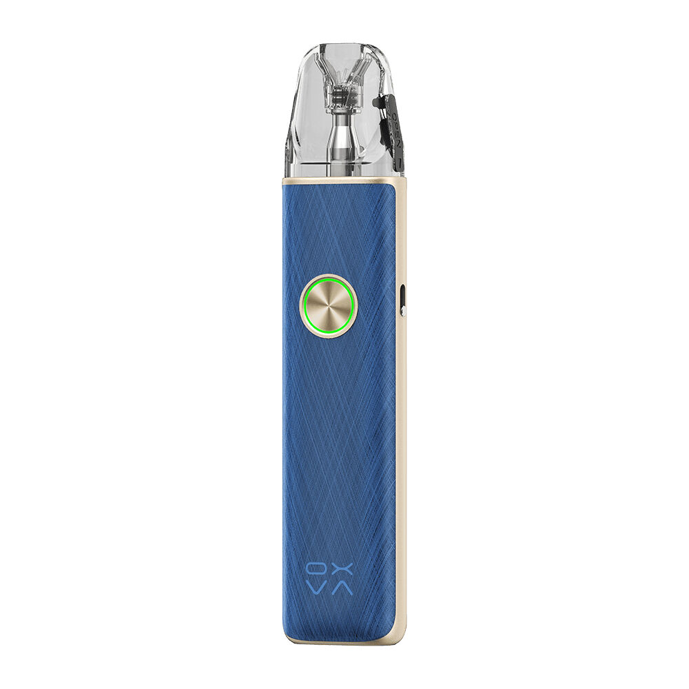 Oxva Xlim 4 Pod Kit Oxva Xlim 4 Pod Kit in Silken Blue Leather mit transparentem Pod, goldener Umrandung und zentralem Knopf mit grünem LED-Ring.